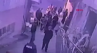 FATİH'TE MAHALLELİNİN MASKOTU KÖPEK 'POLAT'I BIÇAKLADILAR