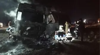 MİNİBÜSE ÇARPARAK ŞARAMPOLE DEVRİLDİKTEN YANAN TIR'IN SÜRÜCÜSÜ ÖLDÜ