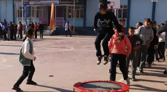 Ödemiş'te Köy Okulunda Şenlik, Köy Meydanında Sağlık Taraması, Kahvehanede Bilgilendirme Var