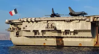 Fransız uçak gemisi 'Charles de Gaulle' Akabe Limanı'na demirledi