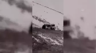 Hakkari'de minibüs şarampole devrildi, 4'ü öğretmen, 2'si öğrenci 11 kişi yaralandı