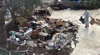 Muğla'da kedi ve köpek ölülerinin bulunduğu evden 2 kamyon çöp çıkarıldı
