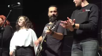 Üniversite öğrencilerine finaller öncesi moral konseri