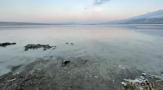 Aktaş Gölü'nün yüzeyi kısmen buz tuttu