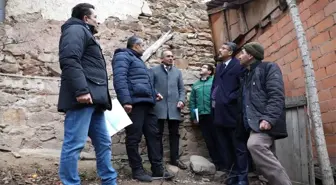 Vali Çelik, heyelan meydana gelen köyde incelemelerde bulundu