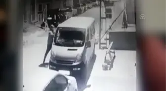 Esenyurt'ta bir kişinin kayınpederinin minibüsüne baltayla zarar vermesi güvenlik kamerasında