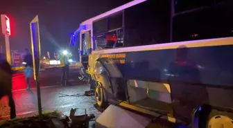 Kamyonetle halk otobüsü çarpıştı: 4 yaralı