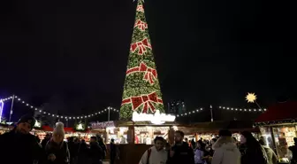 Londralılar Noel İçin Hazırlanan Hyde Park'ı Ziyaret Ediyor