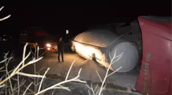 TIR İLE OTOMOBİL ÇARPIŞTI 1 ÖLÜ, 4 YARALI