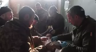 Ukrayna askerleri Donbas cephe hattındaki hastanede tedavi görüyor