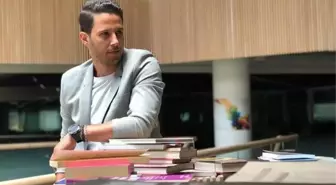 Aşka gelen ünlü oyuncu Tuan Tunalı, İtalyan sevgilisiyle öpüştüğü kareyi paylaştı
