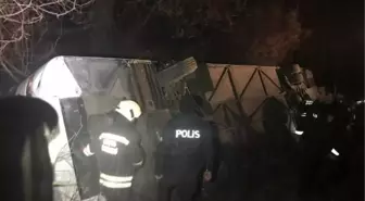 YOLCU OTOBÜSÜ DEVRİLDİ 15 YARALI