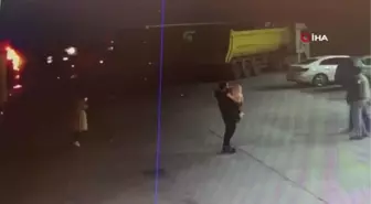 D-650'de korku dolu anlar kamerada: Tırın dorsesi alev alev yandı