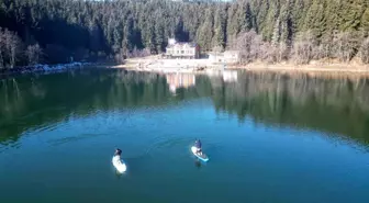 Artvin'in Şavşat ilçesindeki Karagöl'de kürek sörfü heyecanı