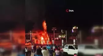 Meksika'da şehir merkezinde bulunan 9 metrelik Noel ağacı yandı