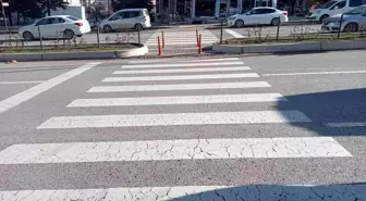 Otomobilin çarptığı kişi metrelerce savrularak can verdi