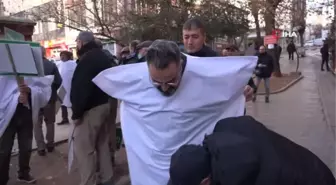 Tunceli'de köylüler, belediyeyi tabut ve kefenlerle protesto etti