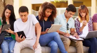 Uluslararası öğrenci olmak isteyenler vize başvurusu için sırada