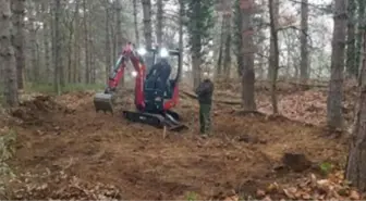 İhbar üzerine ormanlık alana gidip kazı yapan yetkililer, toprak altında mağarada yaşayan bir adamla karşılaştı