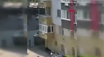 İSKELE ÇÖKÜNCE İŞÇİ EMNİYET SAYESİNDE HAVADA ASILI KALDI