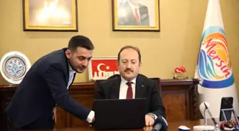 Mersin Valisi Pehlivan, AA'nın 'Yılın Fotoğrafları' oylamasına katıldı