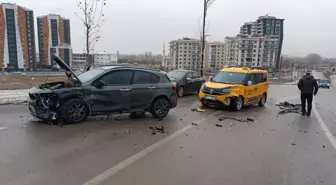 Sivas'ta zincirleme trafik kazasında biri polis 4 kişi yaralandı