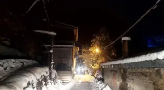 Artvin'de eşya taşırken kar deniyle mahsur kalan vatandaşları ekipler kurtardı