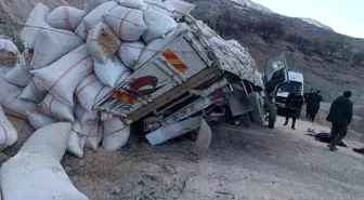 Adıyaman'da saman yüklü kamyon devrildi: 1 ölü