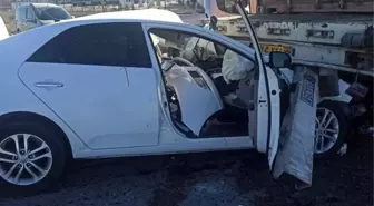 Ağrı'da otomobil tırla çarpıştı; 2 yaralı
