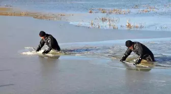 Buzları kırarak kayıp kadını aradılar
