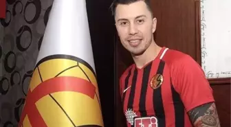 Emre Güral Eskişehirspor'un transfer yasağının kalkması için imza verdi