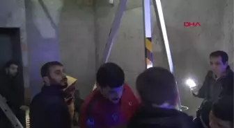 İSTANBUL-AVCILAR'DA ASANSÖR BOŞLUĞUNA DÜŞTÜ, SEDYEYE HALATLA BAĞLANARAK ÇIKARILDI