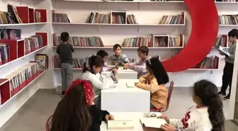 Kızılay'dan okullara kitap yardımı