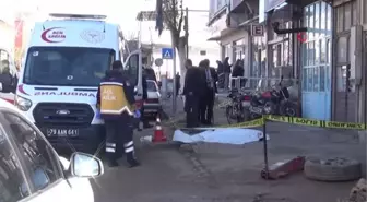 Önce kardeşini öldürdü sonra annesinin mezarı başında intihar etti
