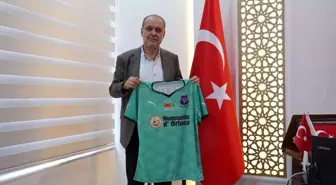 Ortaca Belediye Başkanı Uzundemir'den Afrikalı futbolculara forma hediyesi