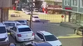 ÜMRANİYE'DE OTOMOBİLE ÇARPARAK TAKLA ATAN MOTOSİKLETLİ KAMERADA