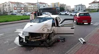 'Dur' levhasına uymayan otomobil ortalığı savaş alanına çevirdi: 1 yaralı