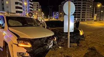 İki aracın karıştığı kazada araçlar kullanılamaz hale geldi