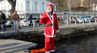 İSTANBUL BOĞAZINA DALAN NOEL BABA DENİZDEN PLASTİK BALIK ÇIKARDI