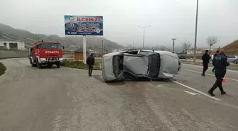 Kontrolden çıkan otomobil aydınlatma direğine çarparak yan yattı