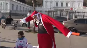 Sarıyer'de Noel Baba kostümlü dalgıçtan farkındalık dalışı