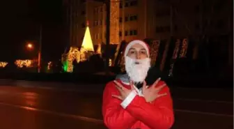 Bu 'Noel Baba' bacada değil, anayolda geziyor
