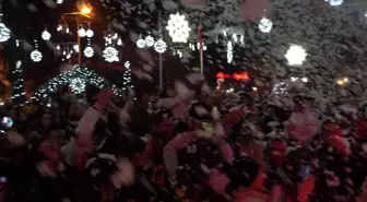 Çeşme'de Yeni Yıl Sokak Partileriyle Kutlandı
