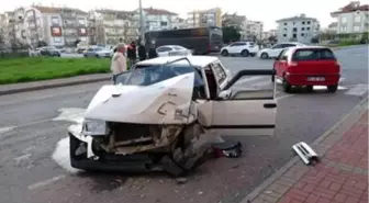 'Dur' levhasına uymayan otomobil ortalığı savaş alanına çevirdi: 1 yaralı