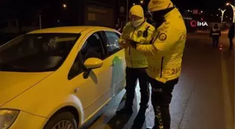 Erciş Kaymakamı Mehmetbeyoğlu, kontrol noktasındaki güvenlik güçlerinin yeni yılını kutladı