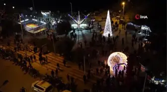 Kuşadası yeni yıla sokak partisiyle girdi