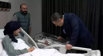 Sağlık Bakanı Fahrettin Koca yeni yılın ilk bebeklerini ve sağlık çalışanlarını ziyaret etti