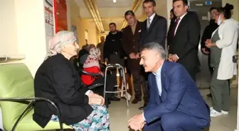 Tunceli Valisi Özkan'dan huzurevine yeni yıl ziyareti