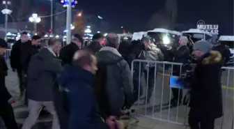 Vali Şahin, yılbaşı tedbirleri kapsamında Kızılay'da görevli polisleri ziyaret etti