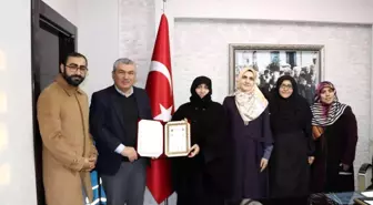 Sivas'ta hafız olmaya hak kazanan Kur'an kursu öğreticisi belgesini aldı